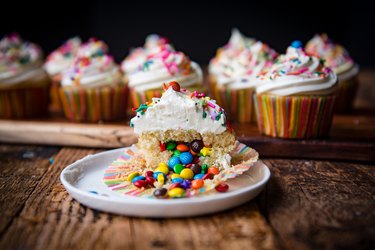 Piñata cupcakes