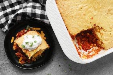 Bake cornbread chili pie casserole