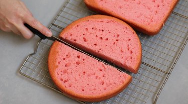 Cutting round cake in half