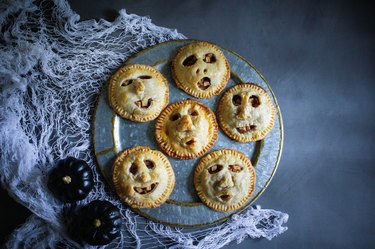 Shrunken head apple pies