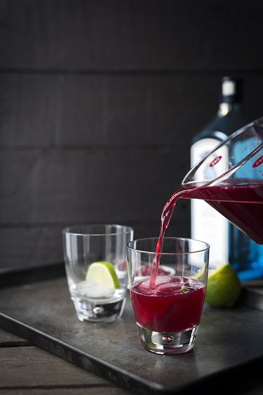 Pomegranate Gin and Tonic Cocktail | eHow