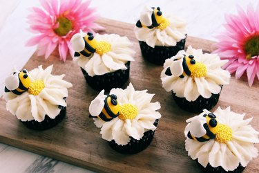 bumblebee cupcakes