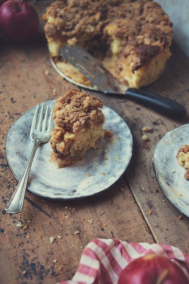 Apple Pie Crumb Cake