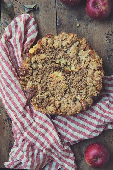 Apple Pie Crumb Cake