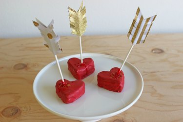 Cupid\'s Arrow Cake Pops