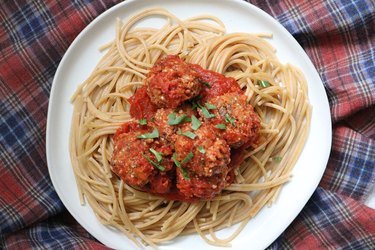 Vegan meatballs and spaghetti